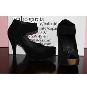 Size 35 black suede heels